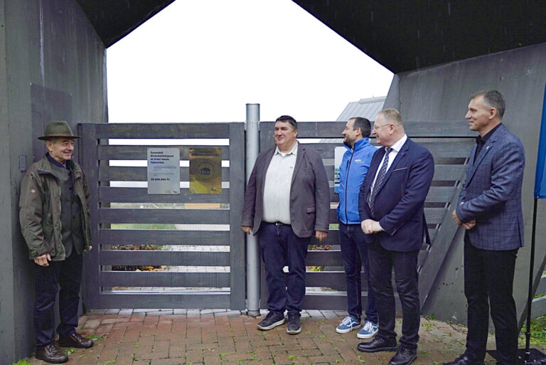 Tábla hirdeti: a Somoskői Kirándulóközpont a 2025-ös Év Turistaháza