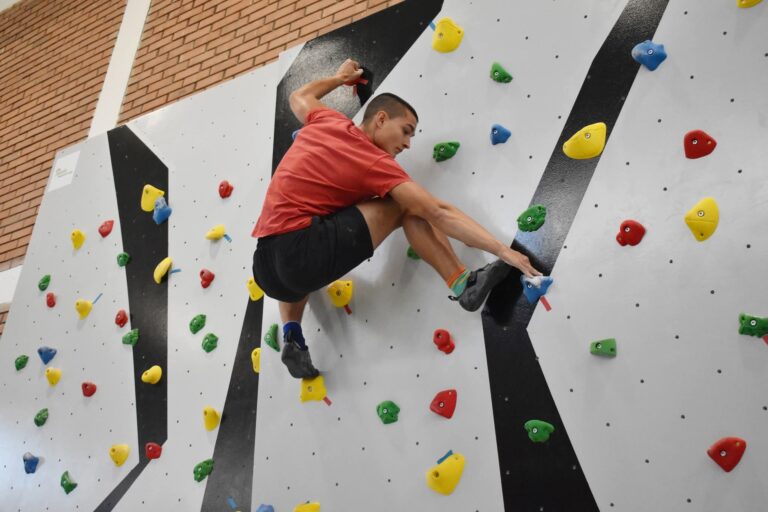 Olimpiai érmesek is tesztelték a legújabb iskolai mászófalat